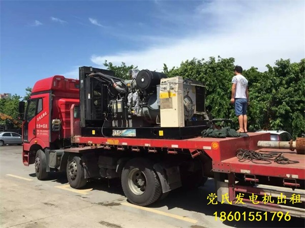 銅陵發(fā)電機出租租賃工廠租用400KW柴油發(fā)電機組準(zhǔn)備出發(fā)