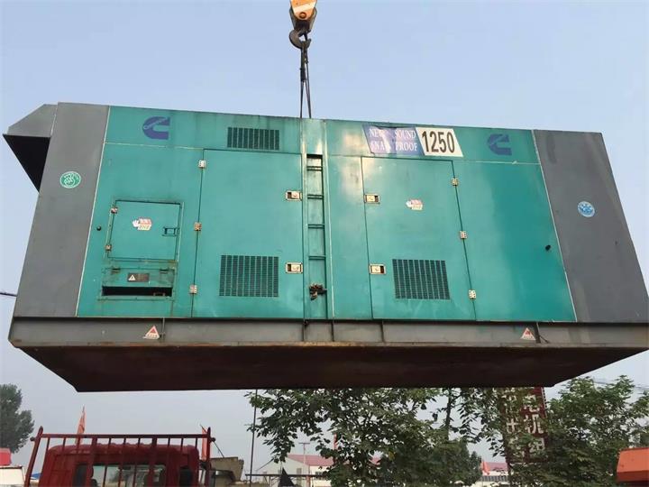 泰州發(fā)電機(jī)出租賃工廠租用進(jìn)口康明斯1000kw大型柴油發(fā)電機(jī)組租賃裝車發(fā)貨
