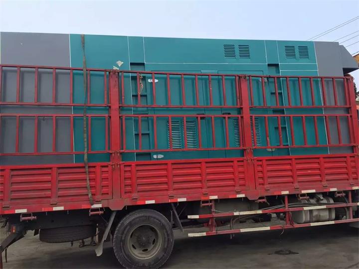 泰州發(fā)電機(jī)出租賃工廠租用進(jìn)口康明斯1000kw大型柴油發(fā)電機(jī)組租賃裝車發(fā)貨